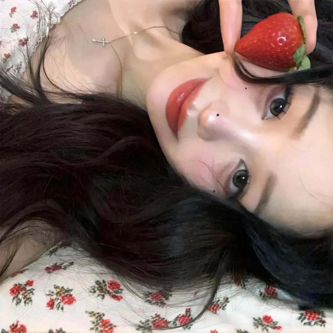 玻璃橱窗中的姑娘